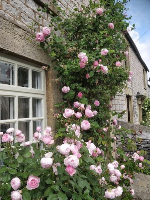 Taddington Millstone Cottage - Cosy Peak District Cottage מראה חיצוני תמונה