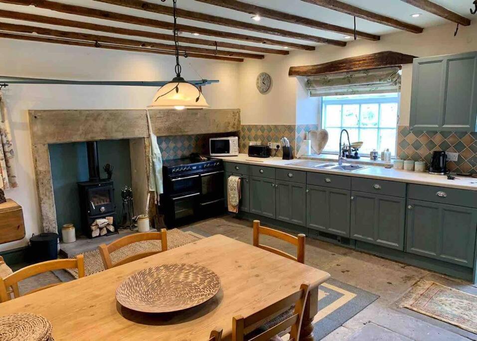 Taddington Millstone Cottage - Cosy Peak District Cottage מראה חיצוני תמונה