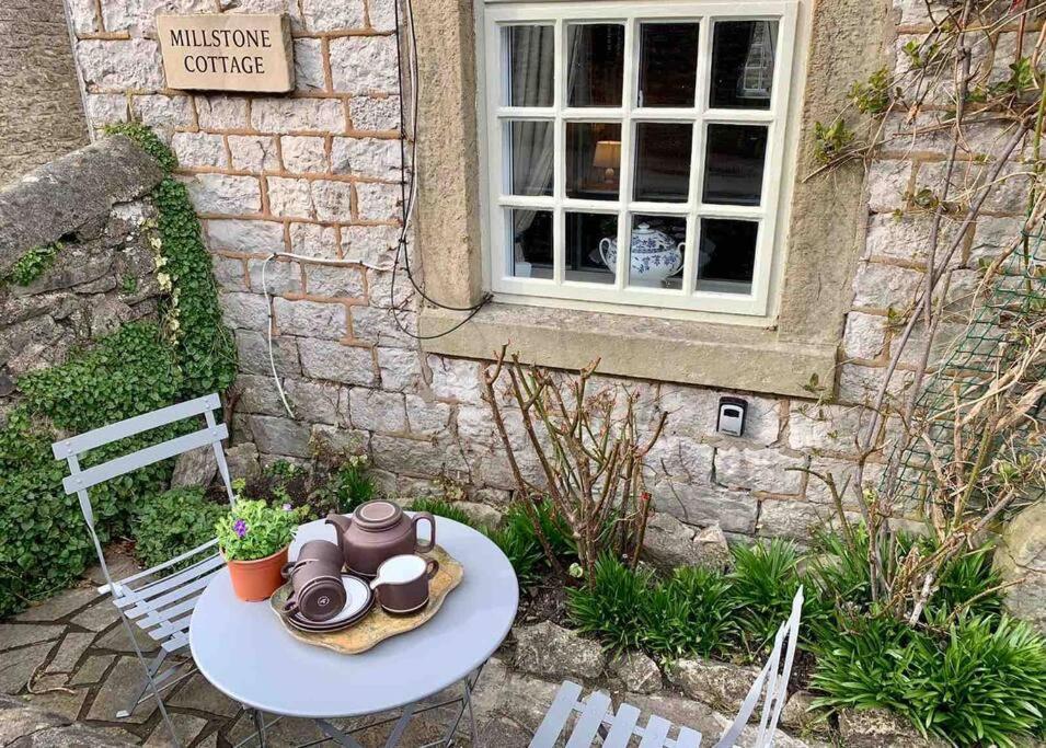 Taddington Millstone Cottage - Cosy Peak District Cottage מראה חיצוני תמונה