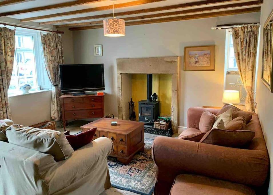 Taddington Millstone Cottage - Cosy Peak District Cottage מראה חיצוני תמונה