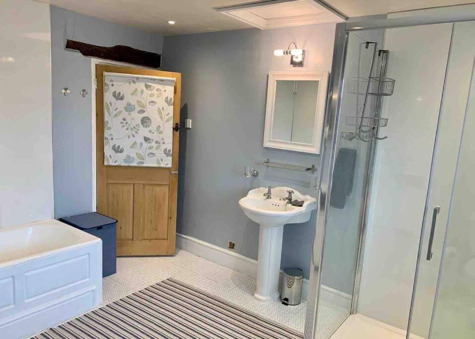 Taddington Millstone Cottage - Cosy Peak District Cottage מראה חיצוני תמונה